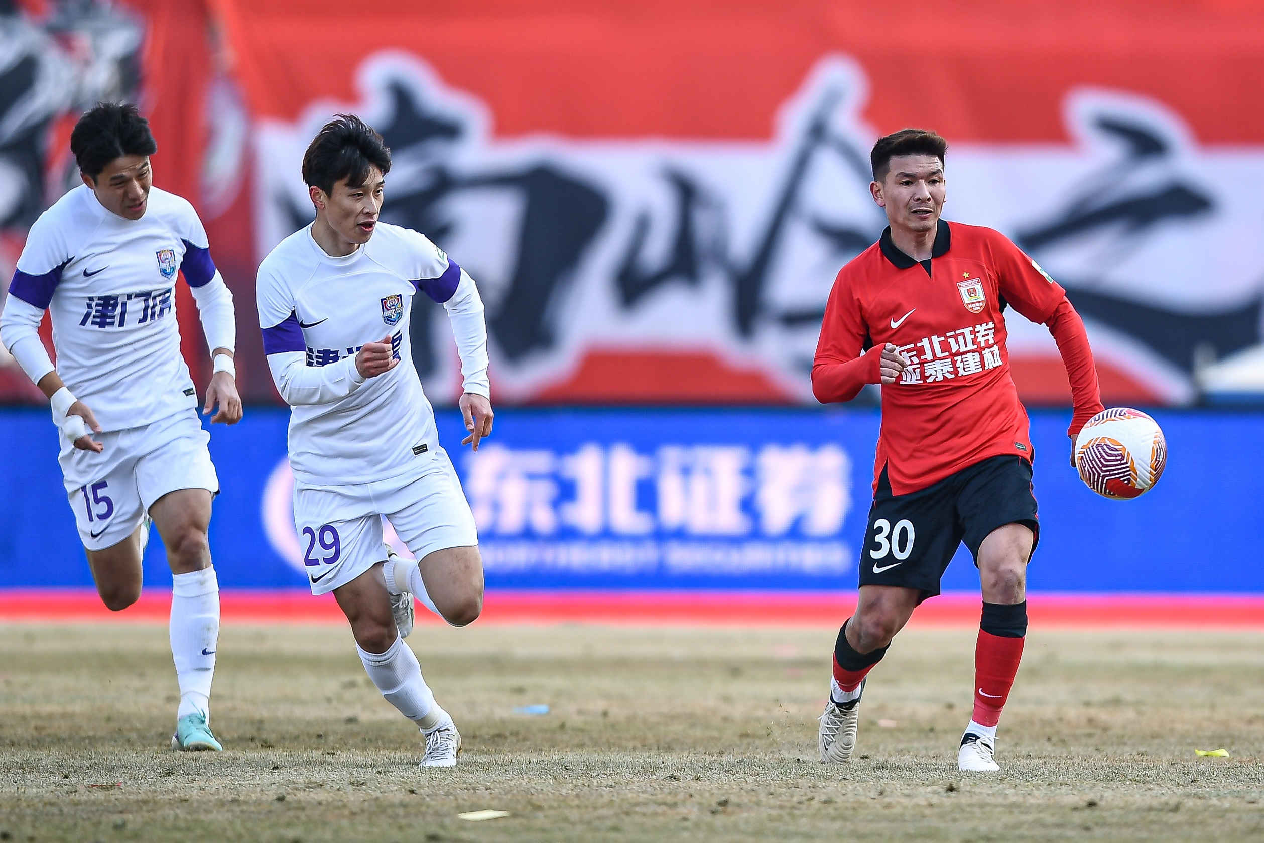 记者：津门虎热身赛2-1战胜亚泰，哈达斯和王秋明进球